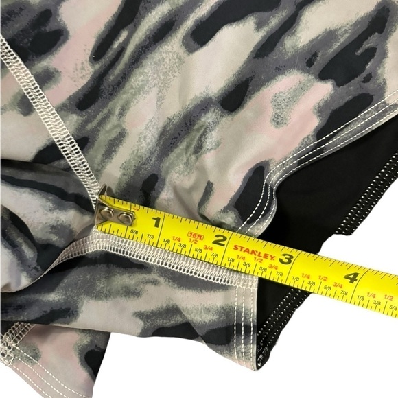 Lululemon Water Bound Short size 8 - Picture 7 of 9